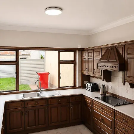 Spacious 5-bedroom Townhouse In Apartman