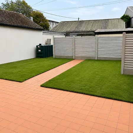 Apartment Spacious 5-bedroom Townhouse In