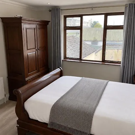 Spacious 5-bedroom Townhouse In